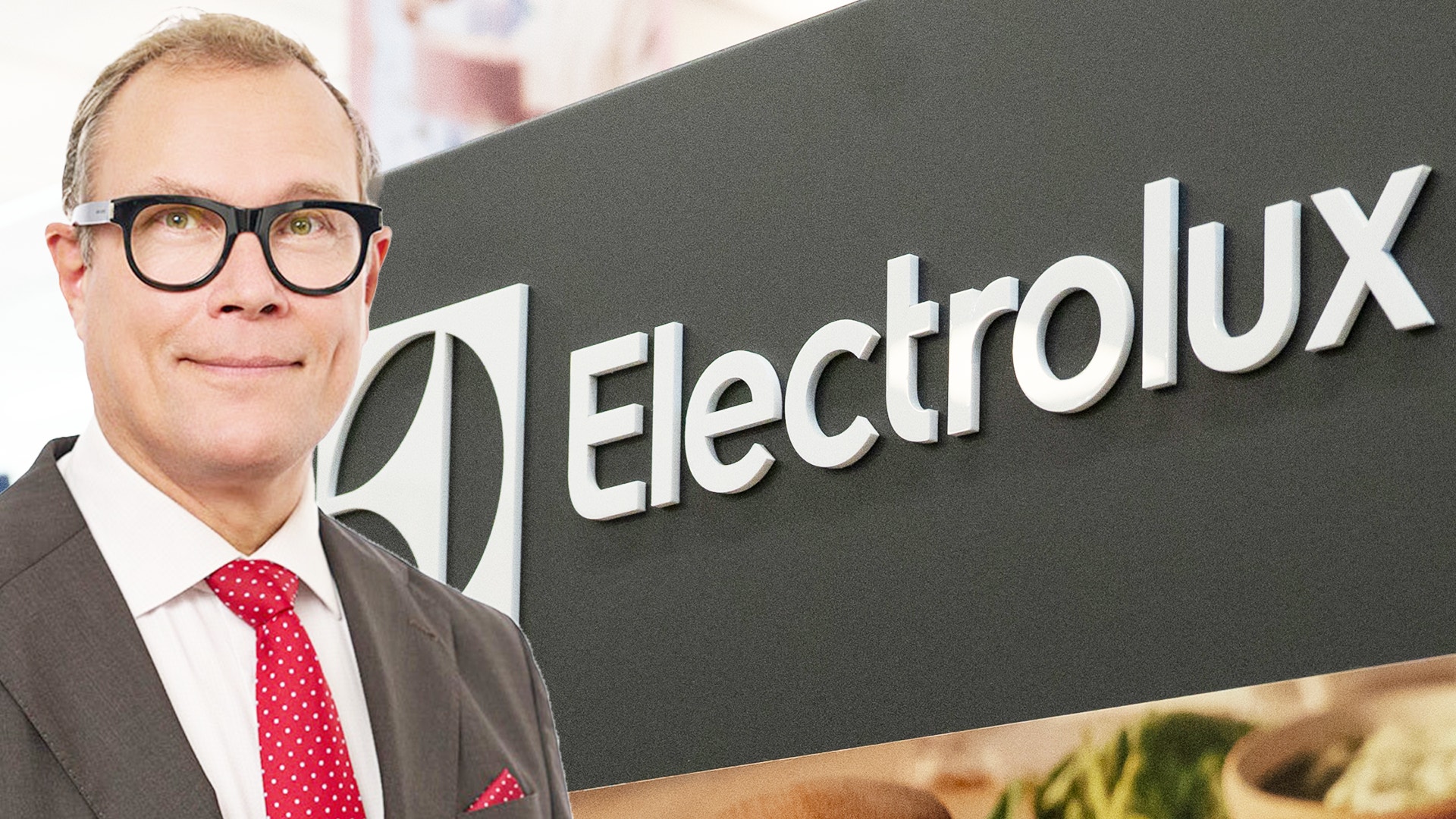 Man i kostym framför Electrolux-logotyp