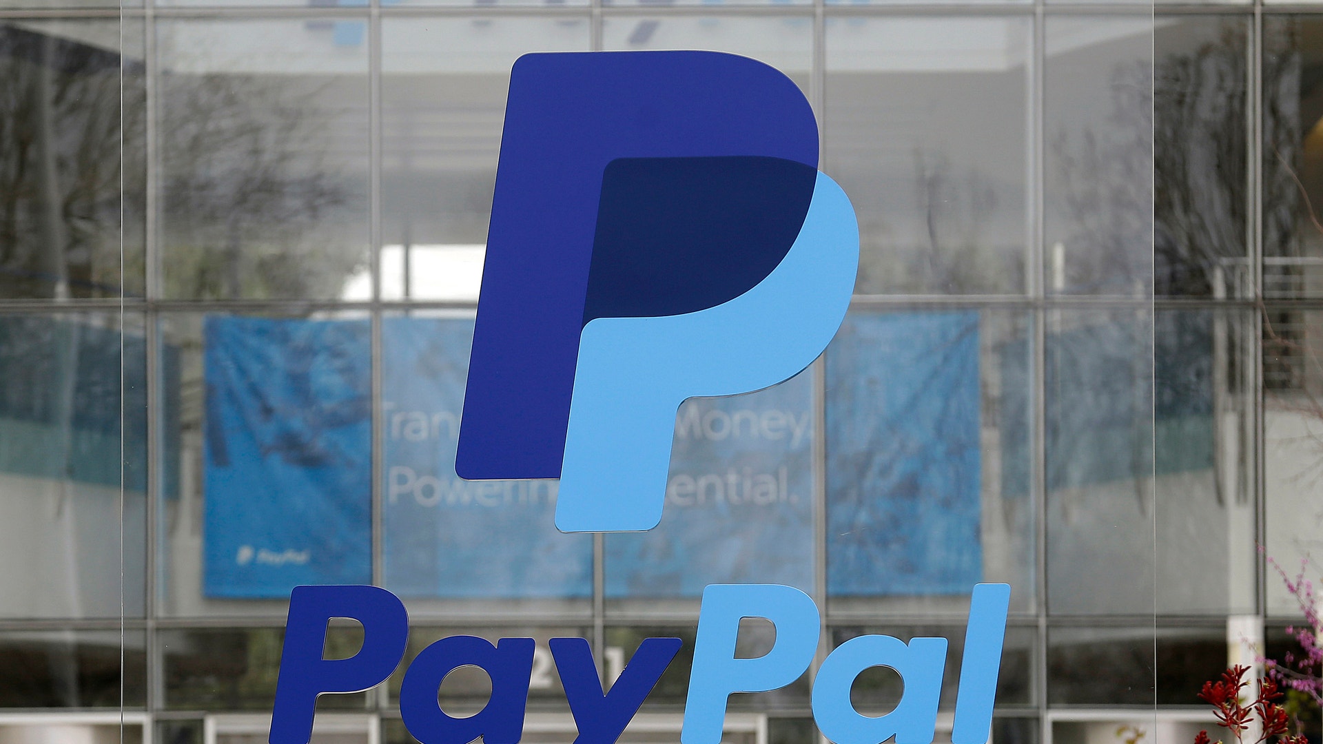 Paypal-logga på kontor.