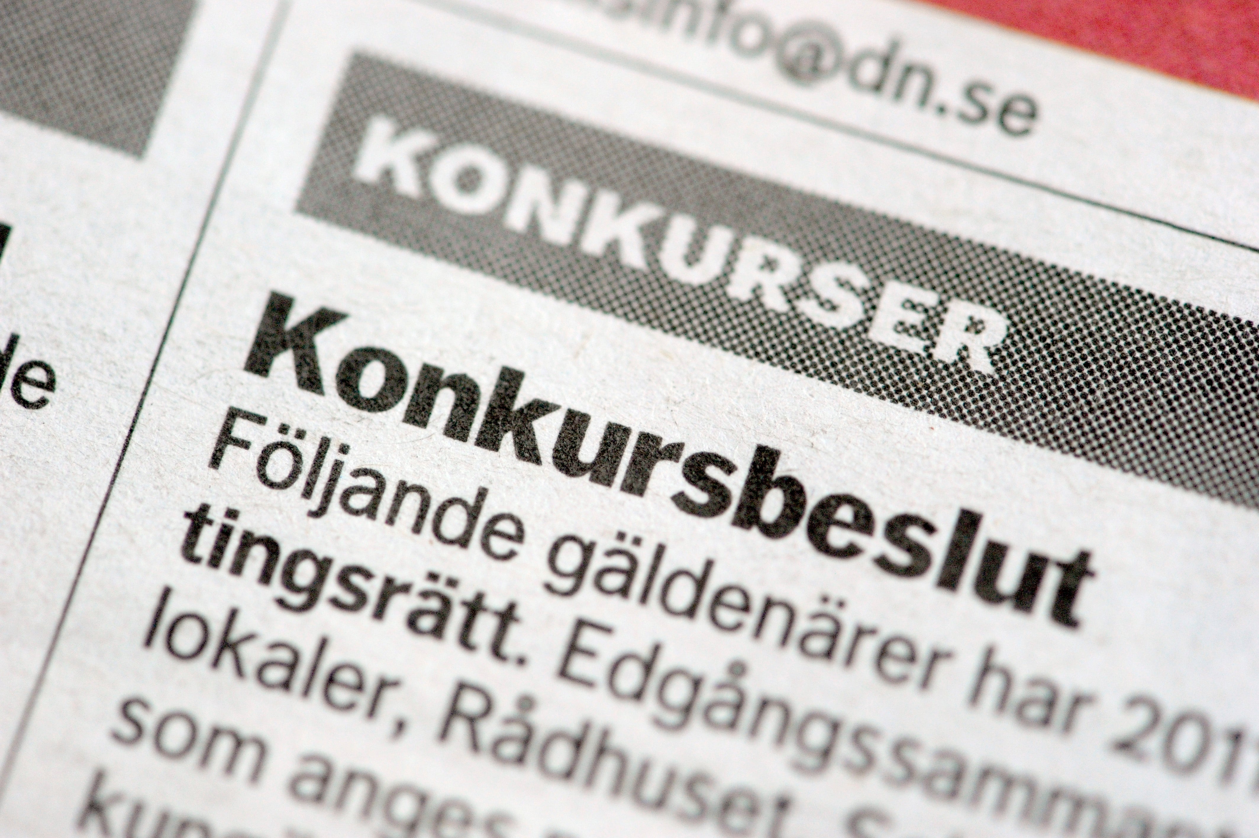 Närbild på ett trycht dokument med svensk text om konkursbeslut