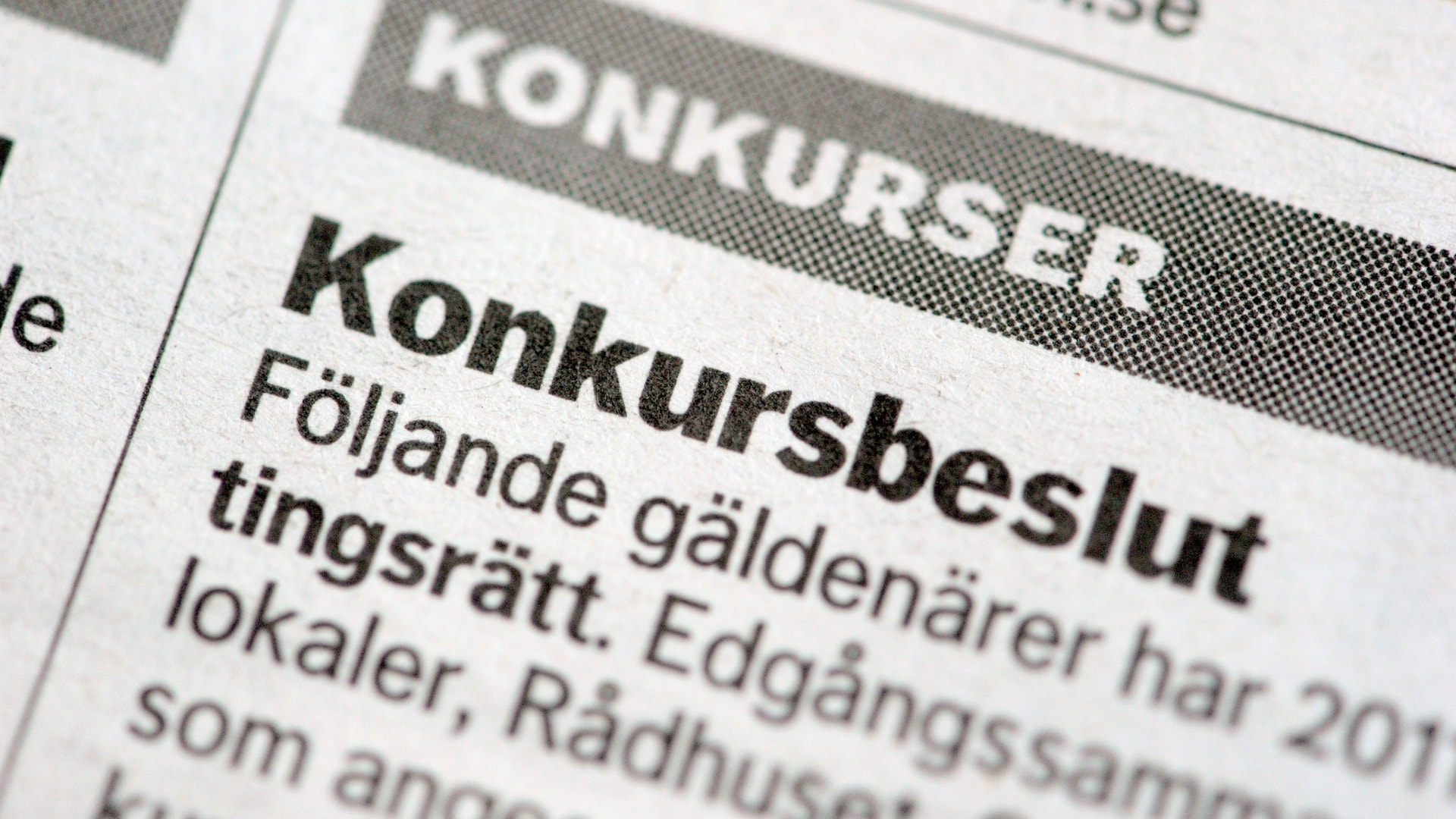 Närbild på ett trycht dokument med svensk text om konkursbeslut