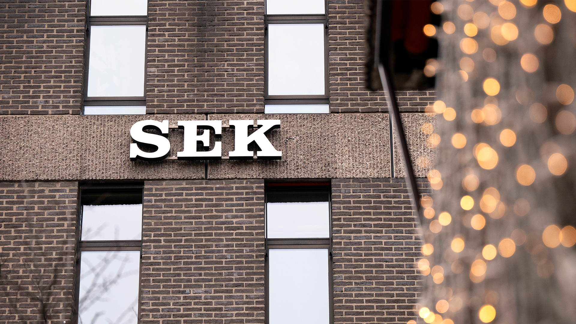 Fasad på tegelbyggnad med vit SEK-skylt