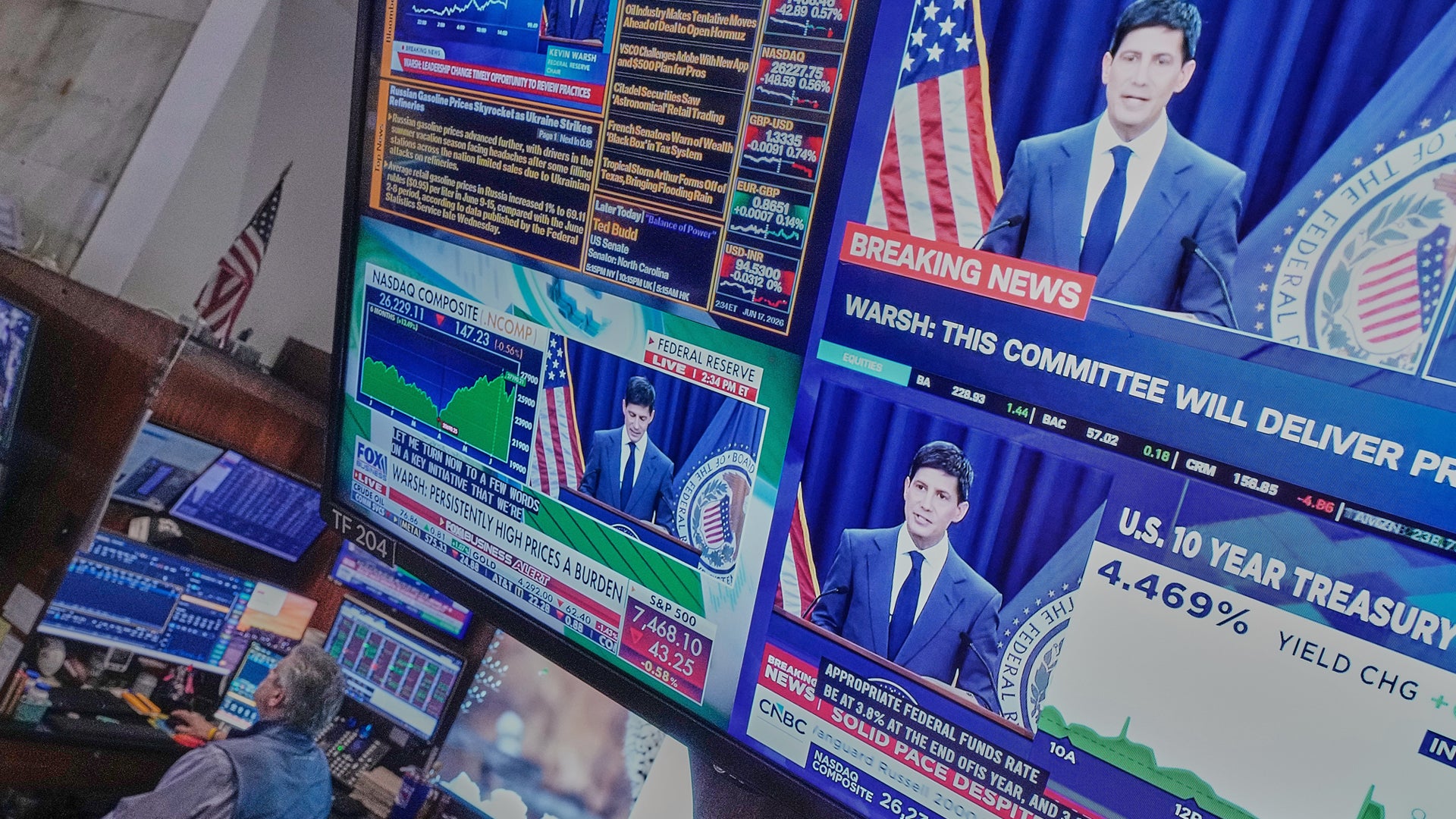 Skärmar på New York Stock Exchange visar finansiell data, aktiekurser och nyhetsflöden med amerikanska flaggor och presidentporträtt.