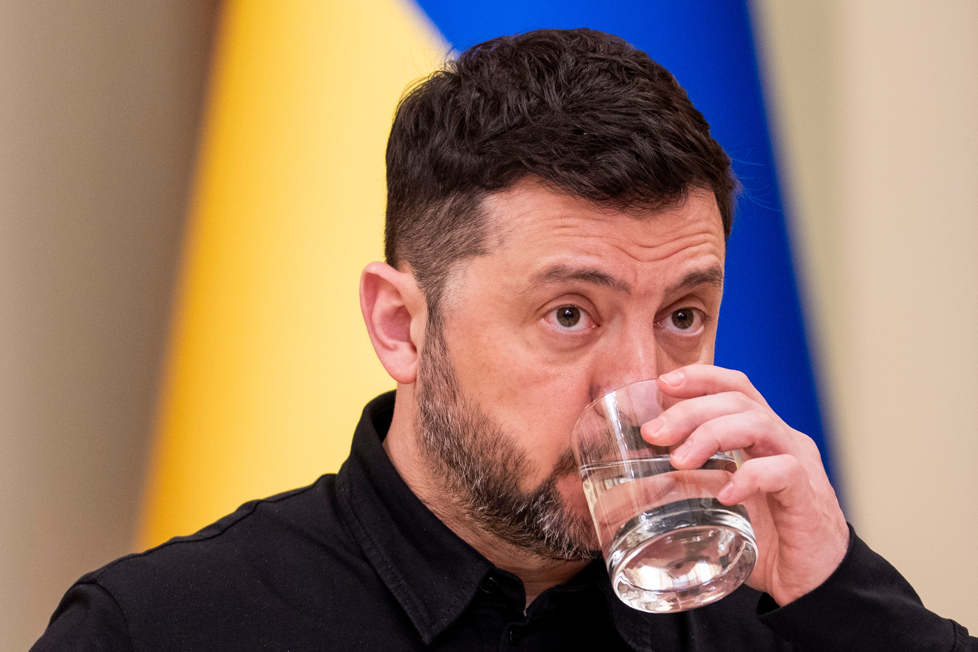 Man som dricker vatten från ett glas