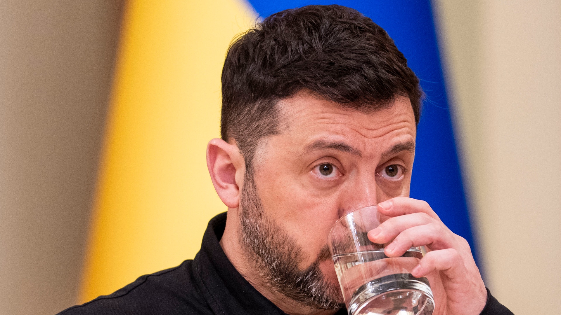 Man som dricker vatten från ett glas