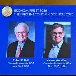 Collage med en skärm som visar ekonomipristagarna 2026, Robert E. Hall och Michael Woodford, bredvid en man med glasögon som talar.