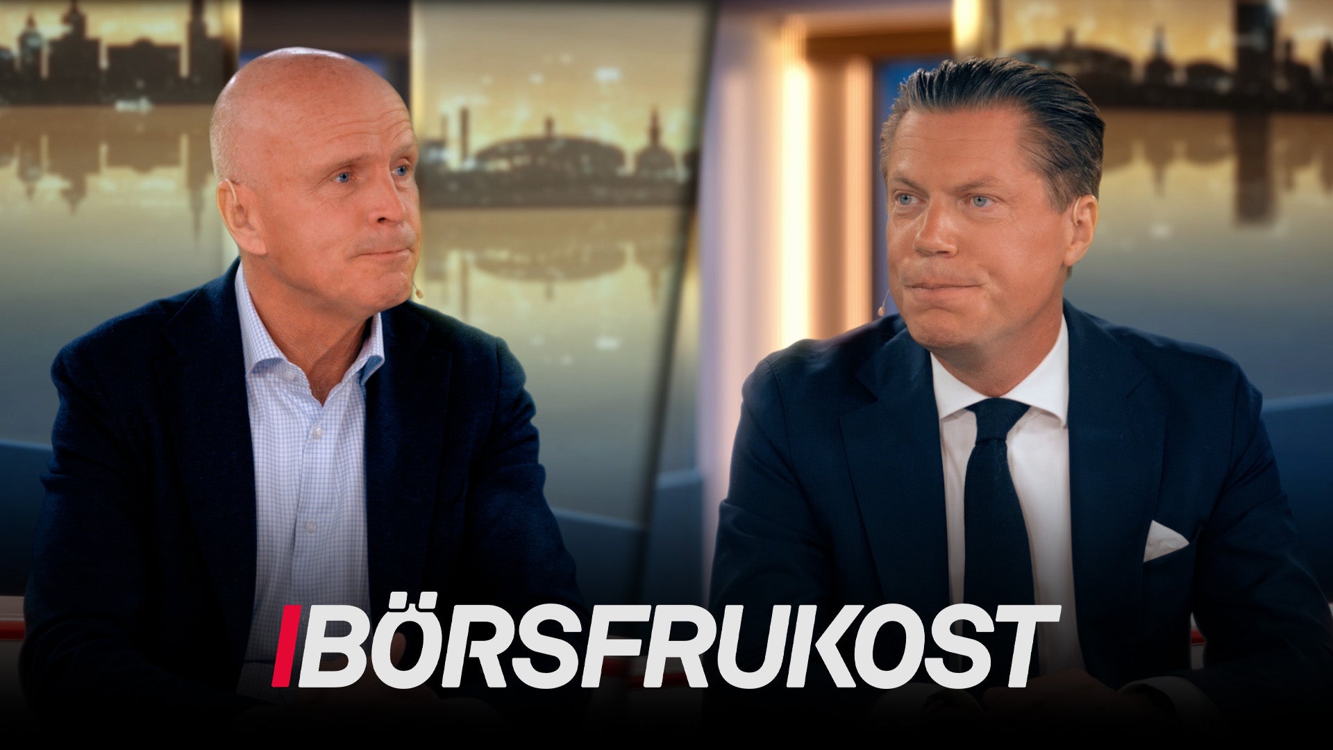 Två män i affärskläder sitter i en TV-studio med en stadshorisont i bakgrunden. Texten Börsfrukost visas längst ned på skärmen.