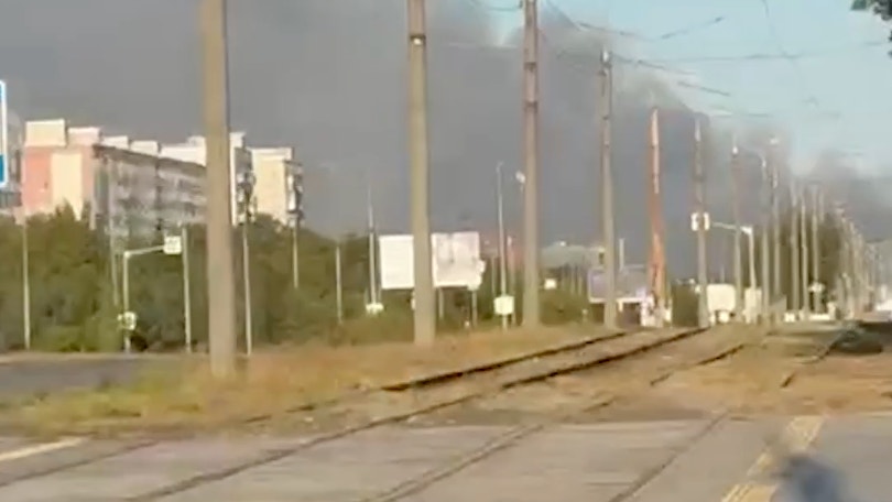 Ukrainas president Volodymyr Zelenskyj har publicerat filmer som uppges visa rökpelare efter nattens attacker.