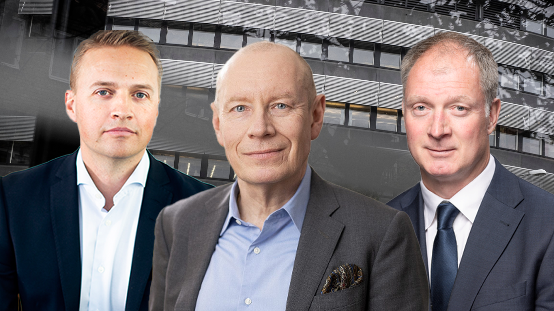 Tre män framför en grå byggnad. 