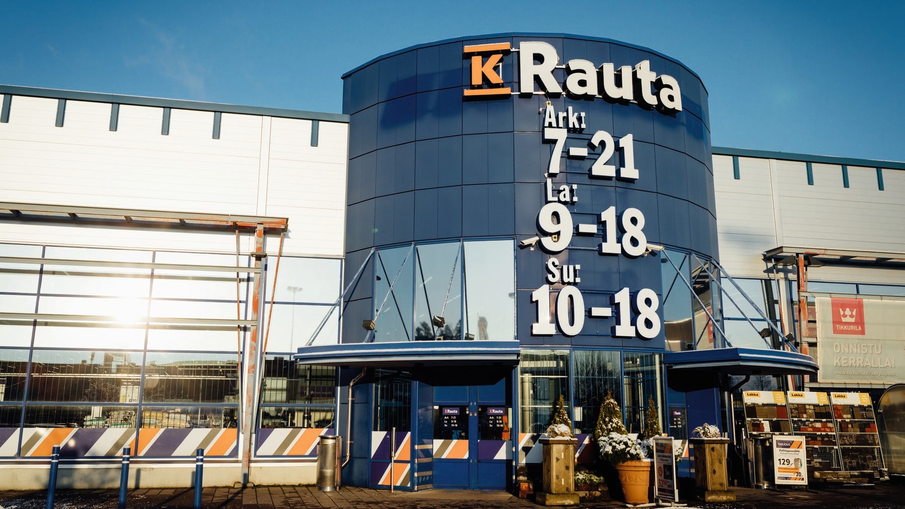 K-Rauta byggvarubutik med cylindriskt blått torn och öppettider på fasaden