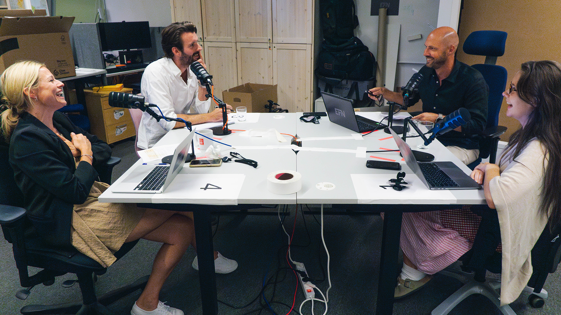 Ellinor Becket, Elin Wiker, Daniel McPhee och Martin Blomgren sitter och skrattar under inspelningen av sommarens specielpodd.