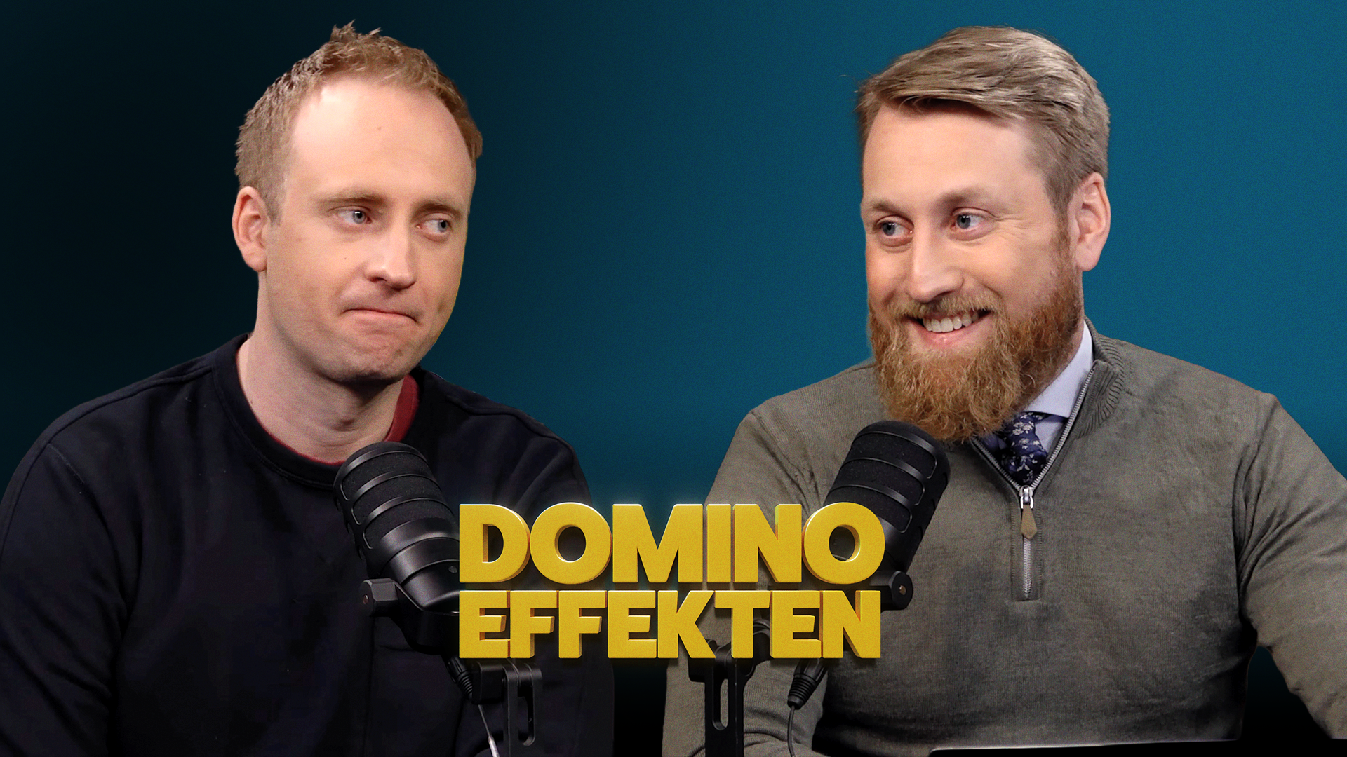 Två män sitter vid en mikrofon framför en blå bakgrund. Gul text säger Domino Effekten.