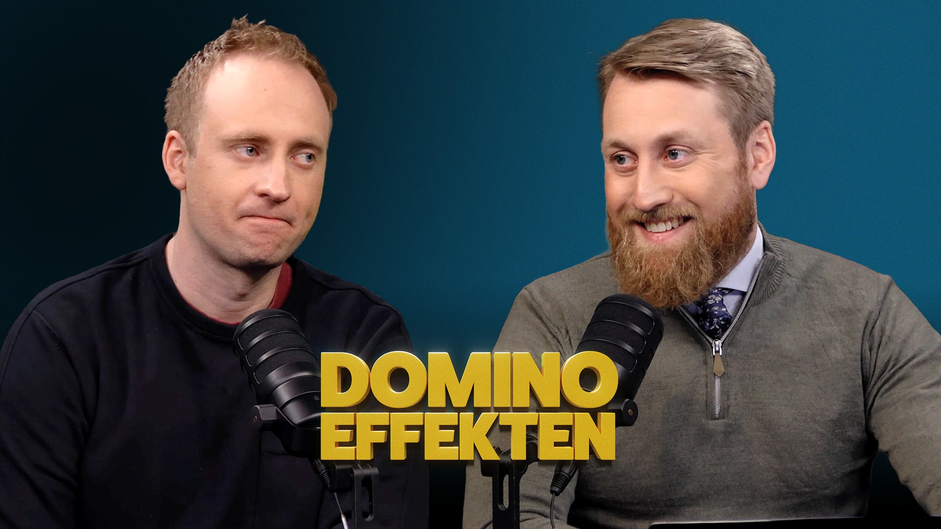 Två män sitter vid en mikrofon framför en blå bakgrund. Gul text säger Domino Effekten.
