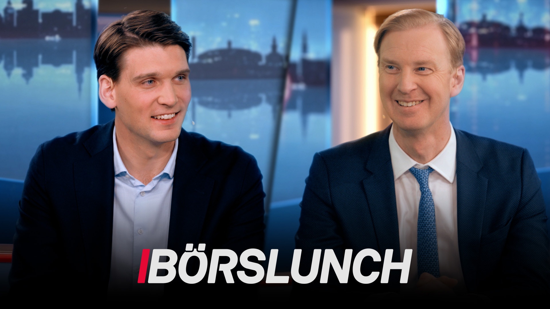 Två män i affärskläder sitter i en TV-studio framför en stadshorisont. Texten Börslunch syns längst ned på skärmen.