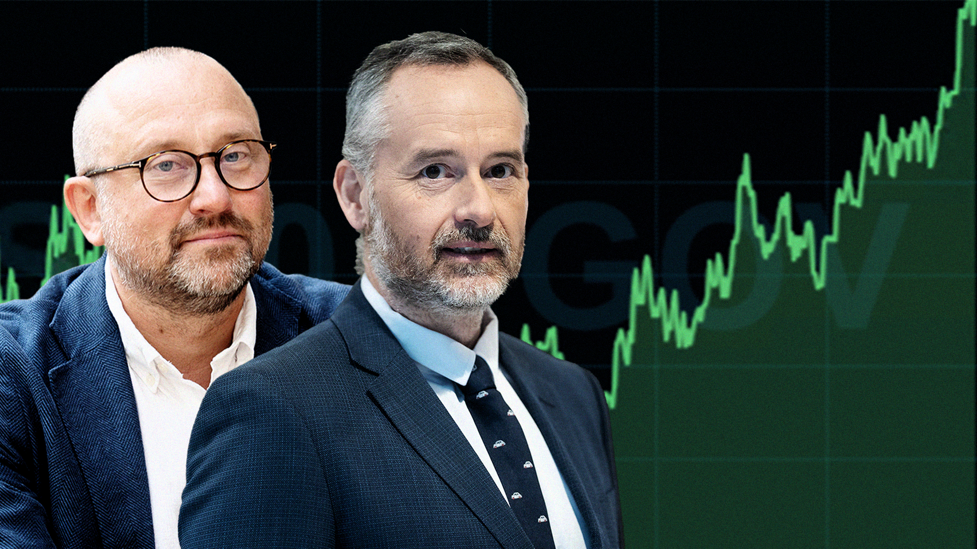 Två män i kostym framför en grafik som visar en stigande börskurva.