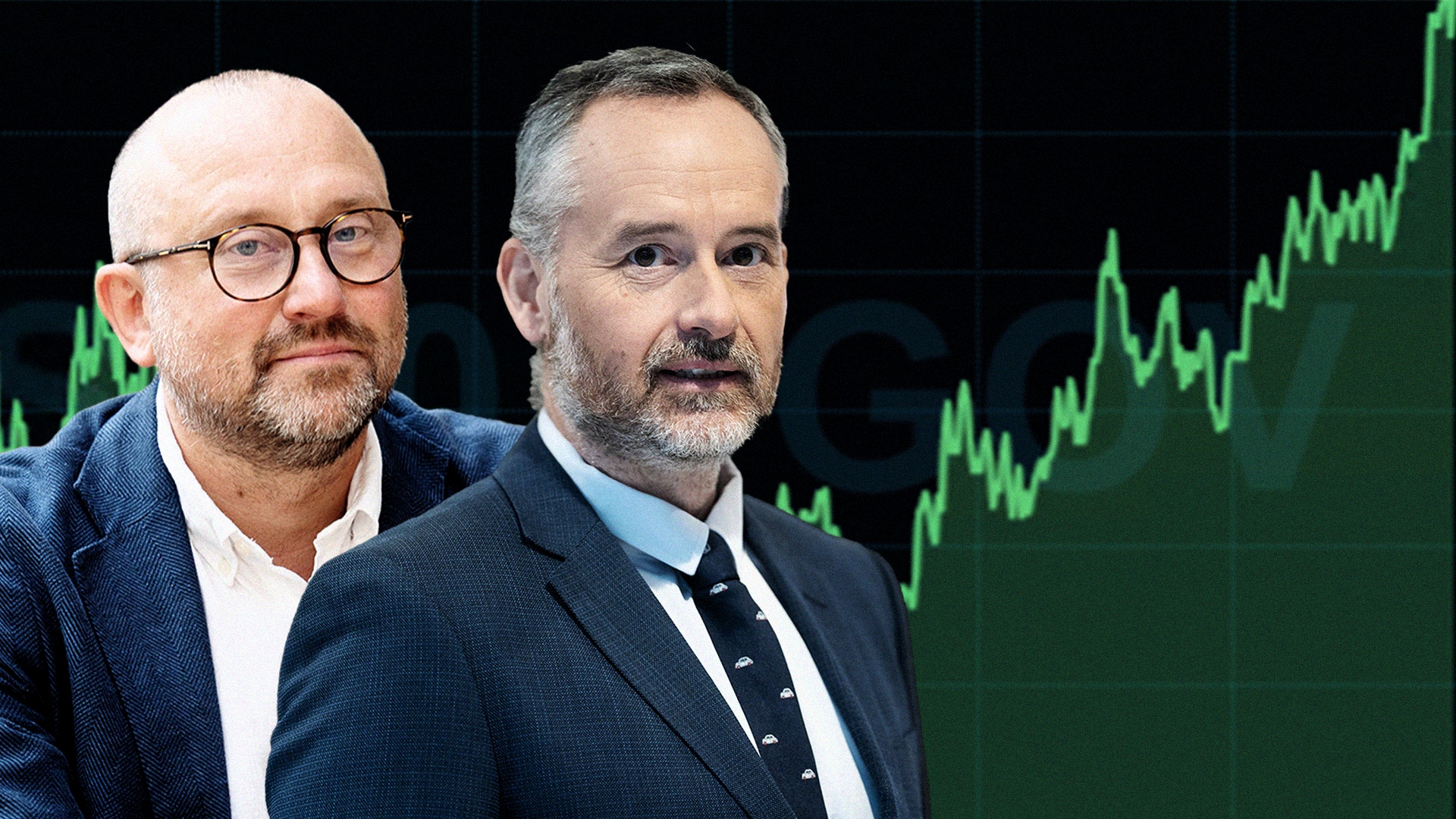 Två män i kostym framför en grafik som visar en stigande börskurva.