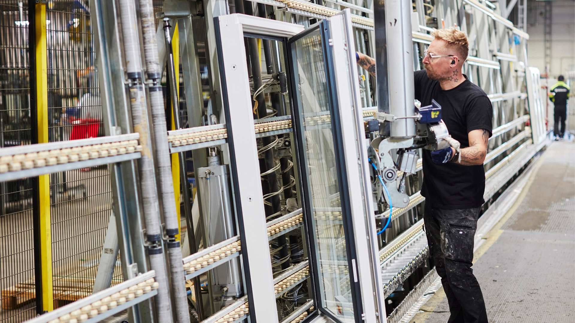 Tekniker arbetar med industriell utrustning i en fabrik
