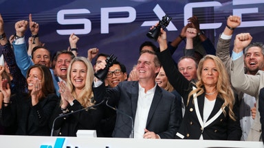 Space X lyfter i förhandeln – nära att gå om Amazon