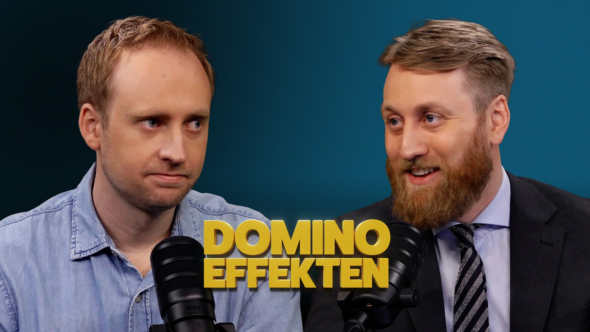Två män i en podcast-inspelning med mikrofoner framför en blå bakgrund. Texten "Domino Effekten" är överlagd på bilden.