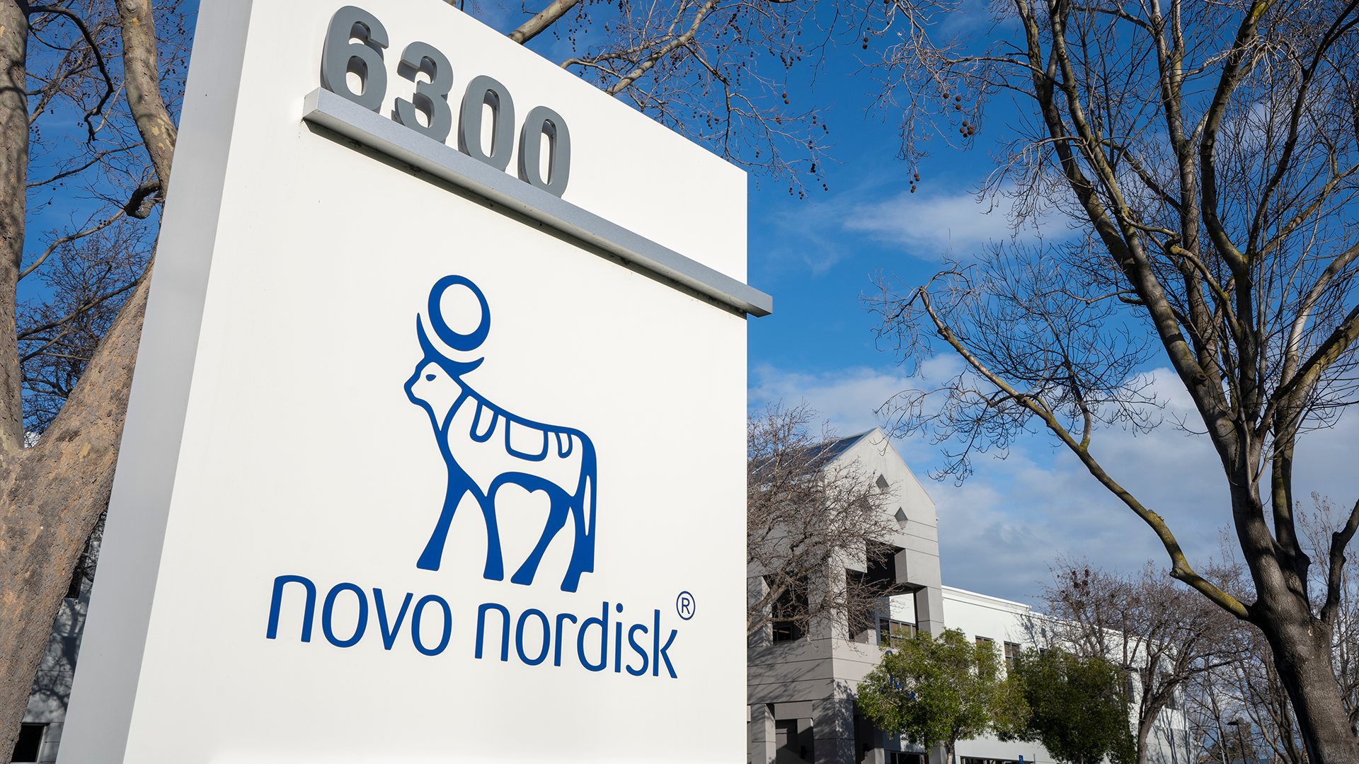Novo Nordisk skylt med företagslogotyp utanför byggnad