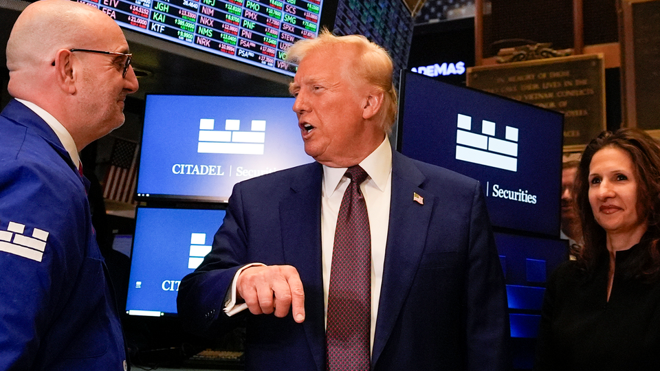 USA:s president Donald Trump besöker handlargolvet på New York Stock Exchange i december 2024.