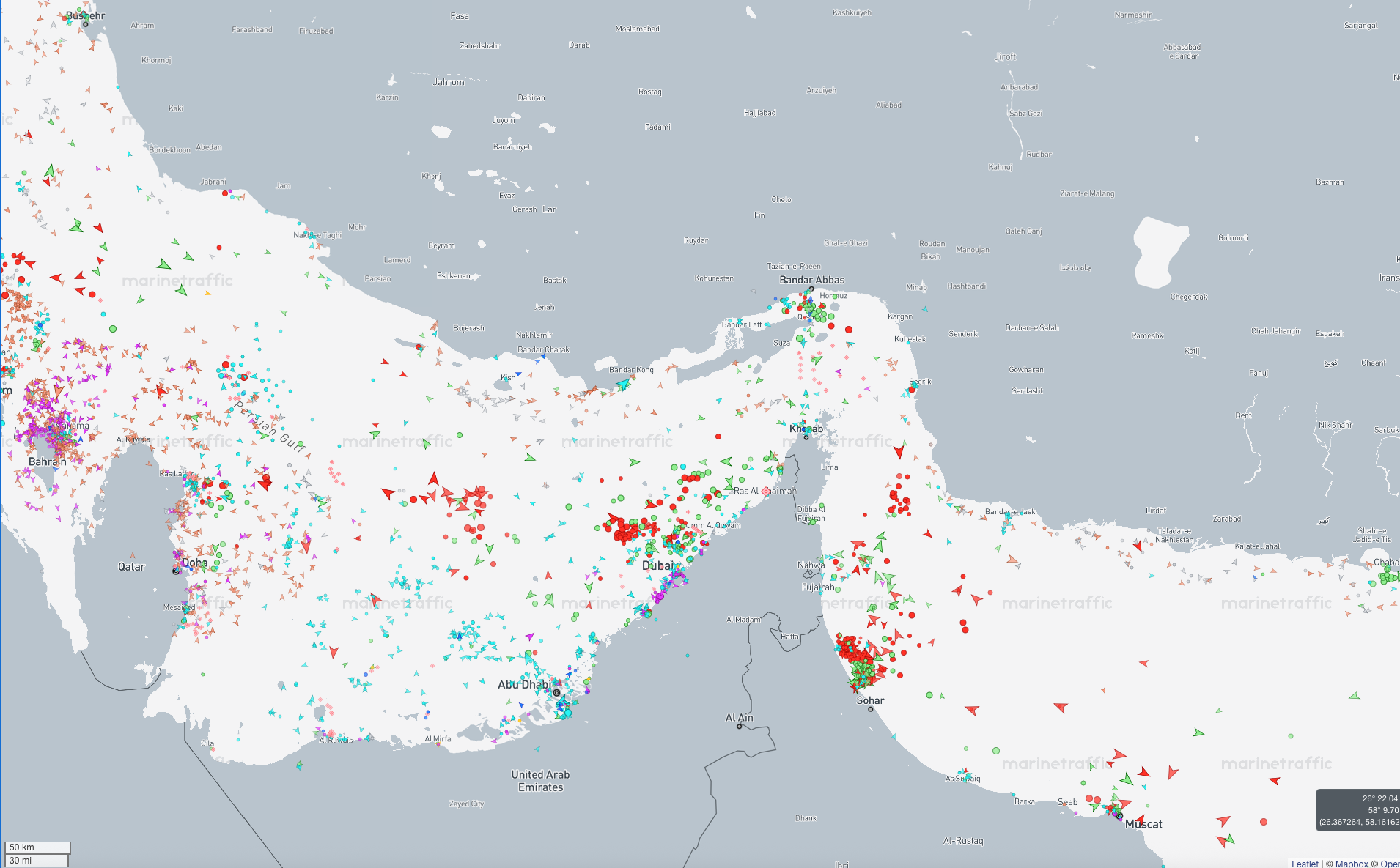 Grafik från Marine Traffic visar hur tankfartyg (röda pilar) ligger stilla på båda sidor om Hormuzsundet. Skärmbild från den 15 juni kl 10.20.