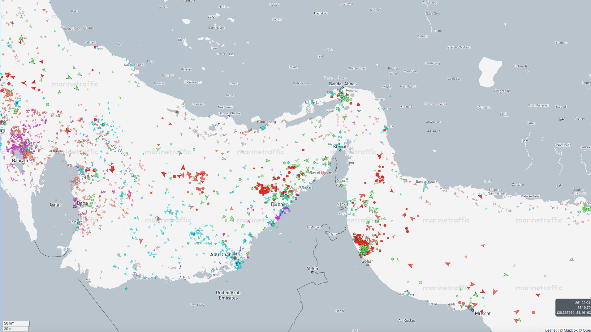 Grafik från Marine Traffic visar hur tankfartyg (röda pilar) ligger stilla på båda sidor om Hormuzsundet. Skärmbild från den 15 juni kl 10.20.