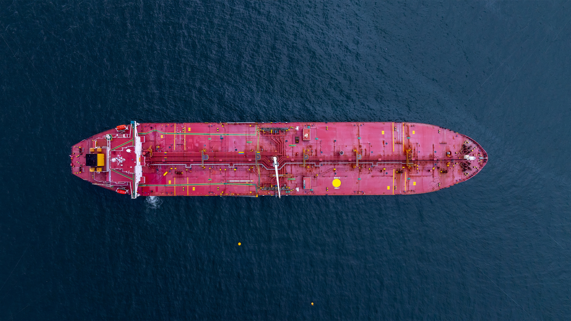 Flygfoto över ett rött oljetankfartyg på öppet hav