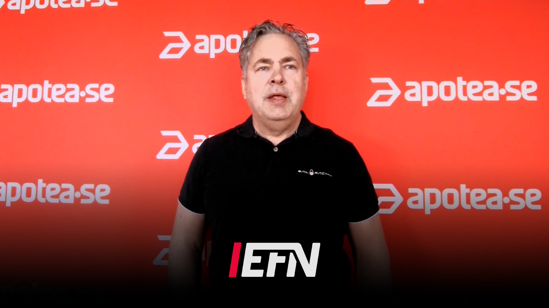 Man i svart skjorta framför röd bakgrund med Apotea-logotyper