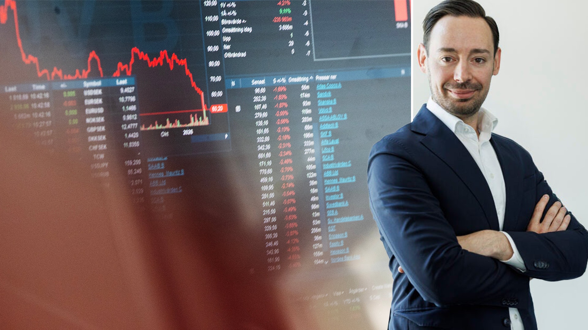 Man i mörkblå kostym står med armarna i kors framför finansiella grafer och börsdata.