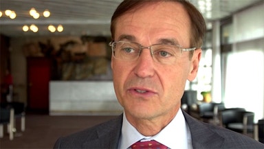 ”Vi är lite försiktiga med att klippa till”