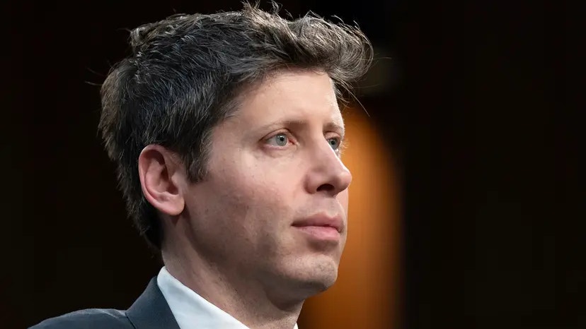 Porträtt av en man i kostym och slips mot en mörkblå bakgrund.