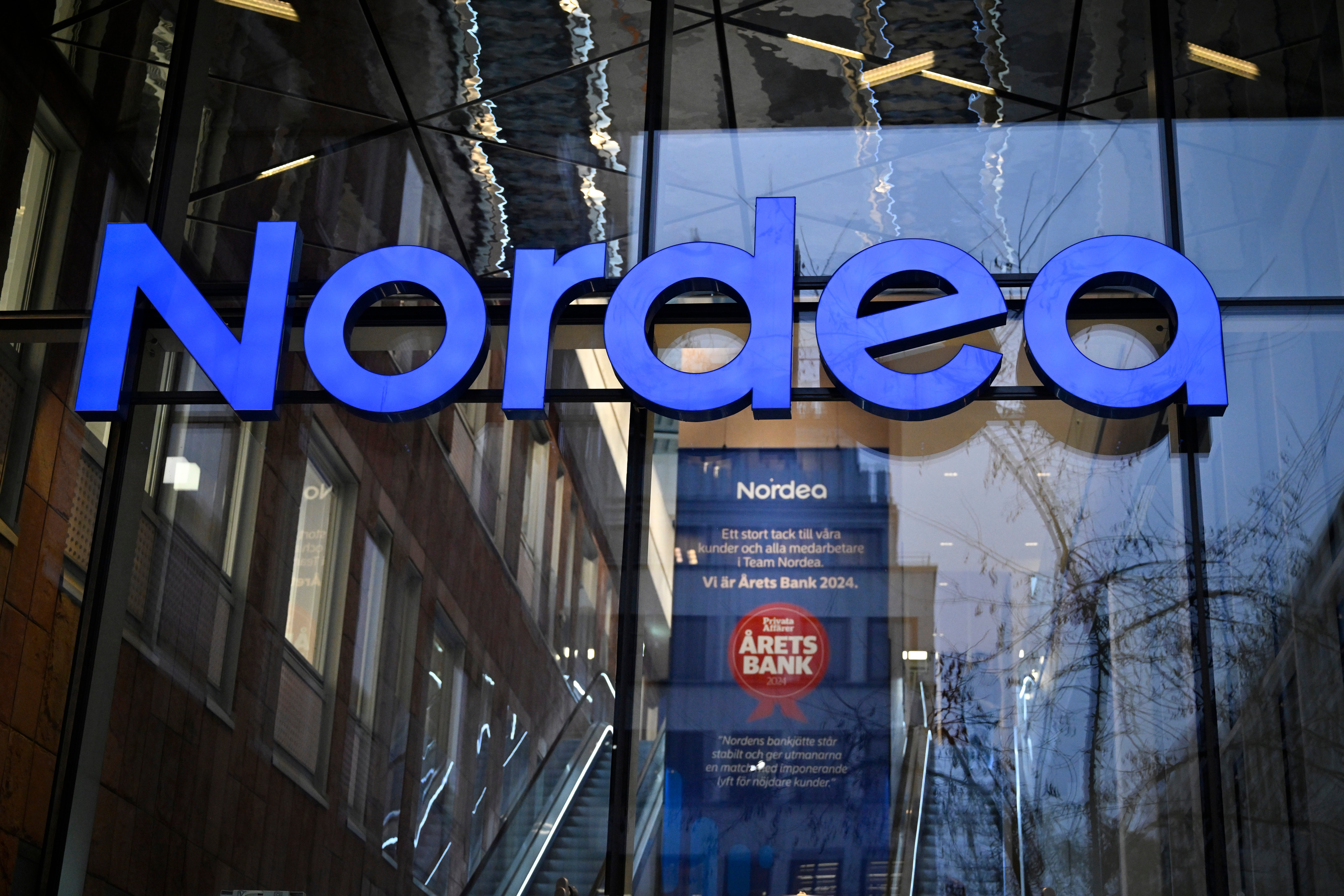 Nordea bankfilial med stort blått skyltnamn på glasfasad