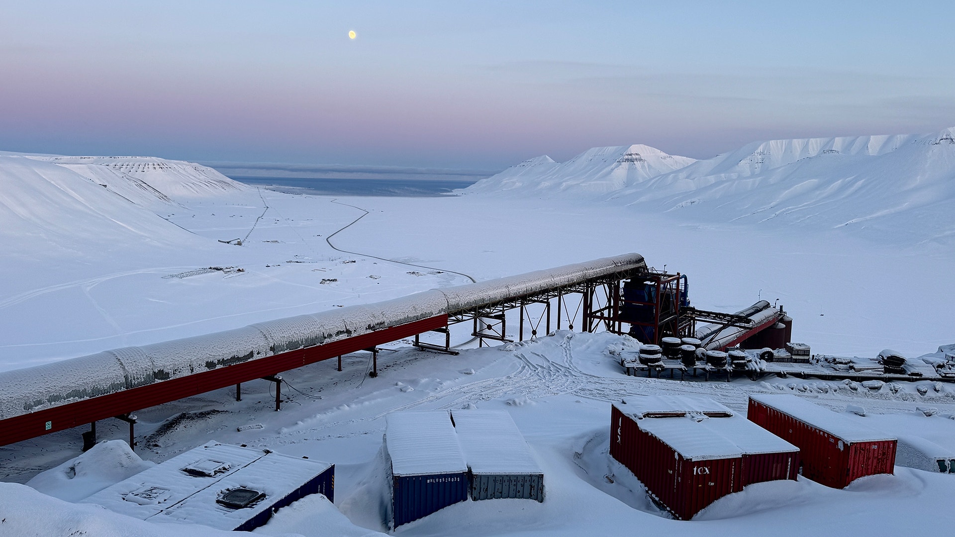 En av många gruvor i snötäckta svalbard.