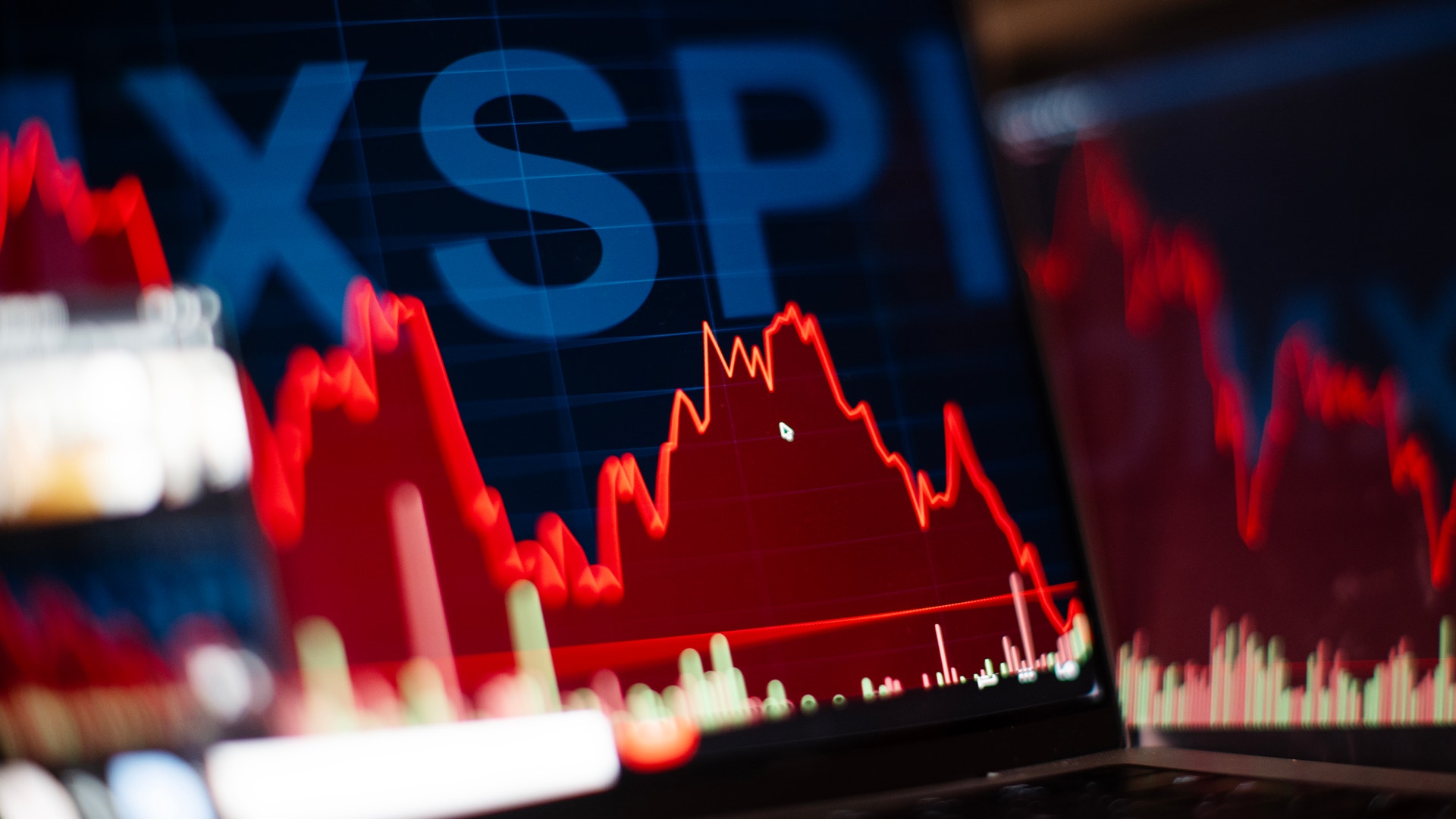 Finansiell graf som visar aktiekursutveckling med röda och vita linjer på en blå skärm med S&P-index synligt.