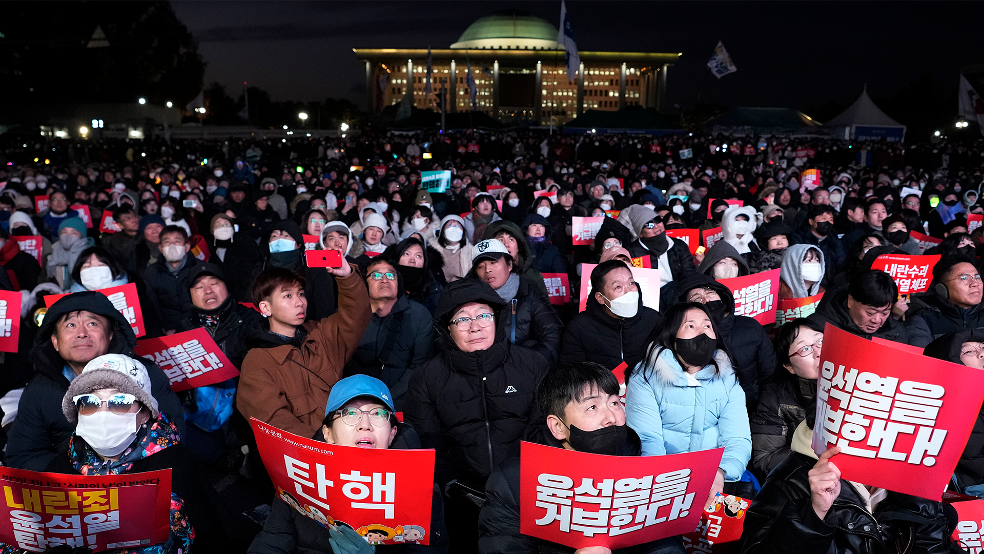 Lördagen den 7 december 2024 samlades demonstranter för att kräva president Yoon Suk-Yeols avgång.