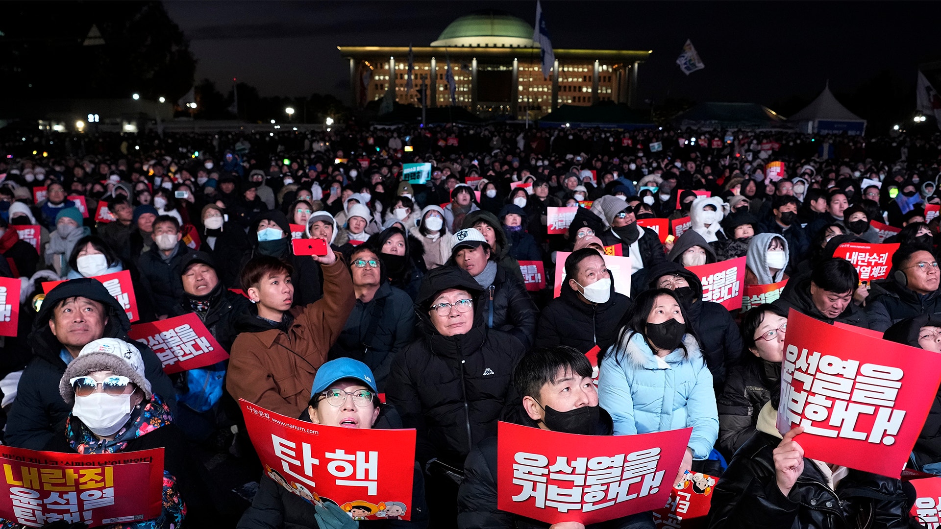 Lördagen den 7 december 2024 samlades demonstranter för att kräva president Yoon Suk-Yeols avgång.