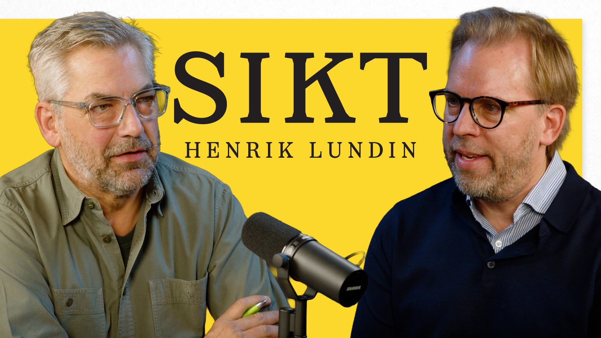 Två män i en podcastintervju med mikrofon framför gul bakgrund med texten SIKT Henrik Lundin.