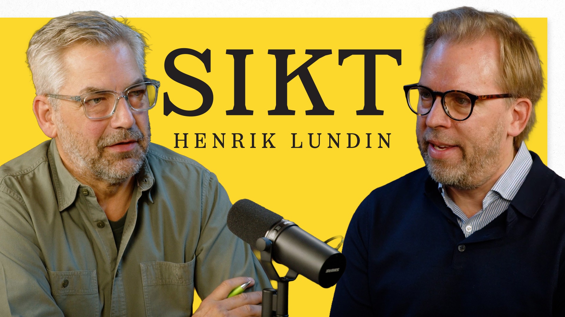 Två män i en podcastintervju med mikrofon framför gul bakgrund med texten SIKT Henrik Lundin.