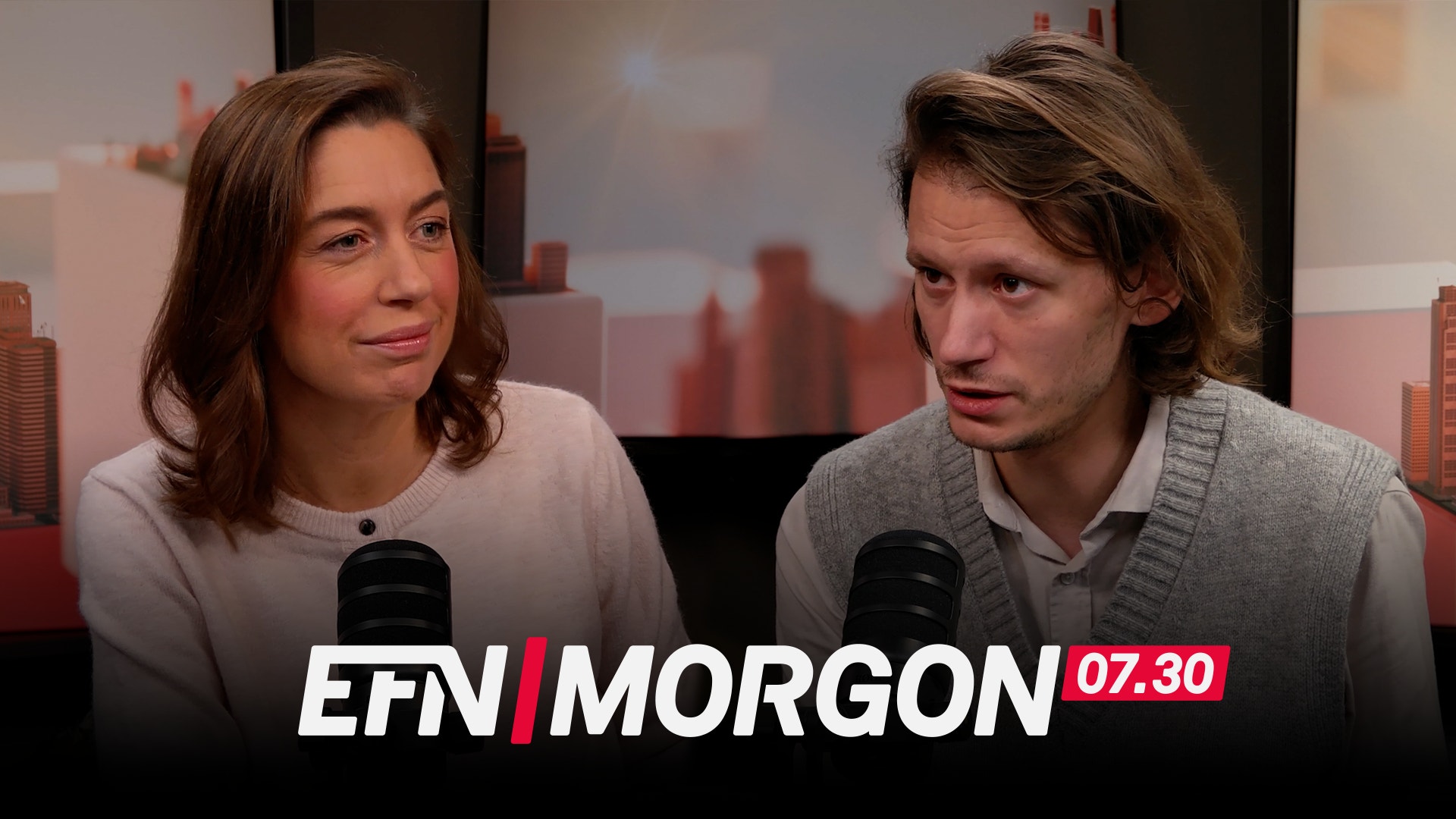 Tre programledare för EFN Morgon 07.30 poserar tillsammans: en man i kavaj och fluga och två kvinnor i mörka kostymer. Programmets logotyp syns längst ned.