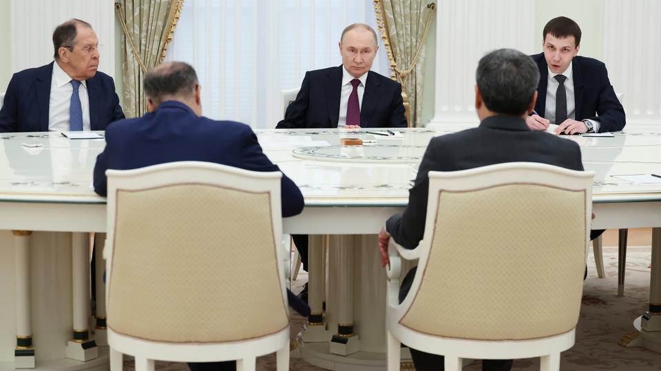Rysslands president Vladimir Putin i möte med Irans utrikesminister Abbas Araghchi.