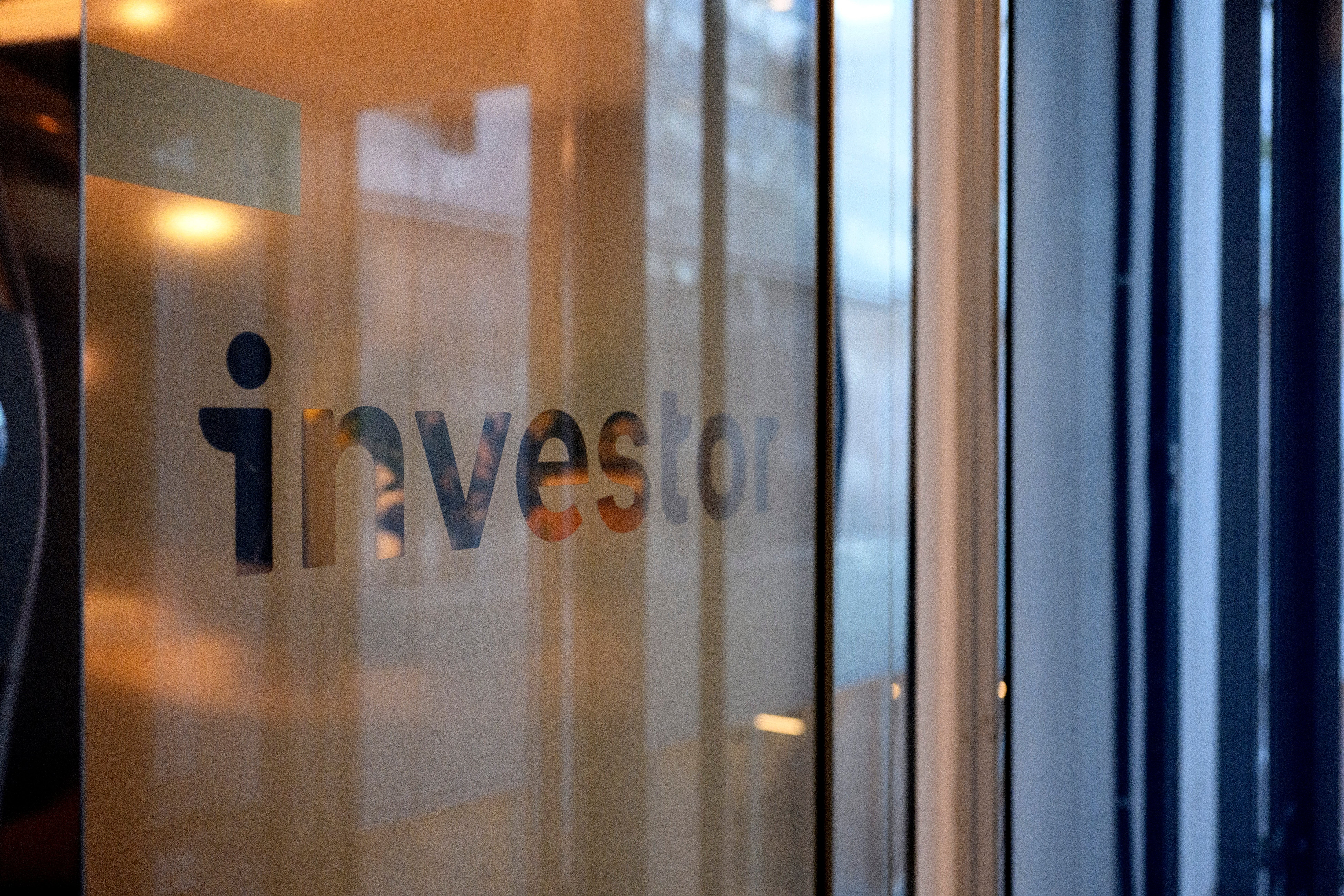 Investor-logotyp på ett glasfönster