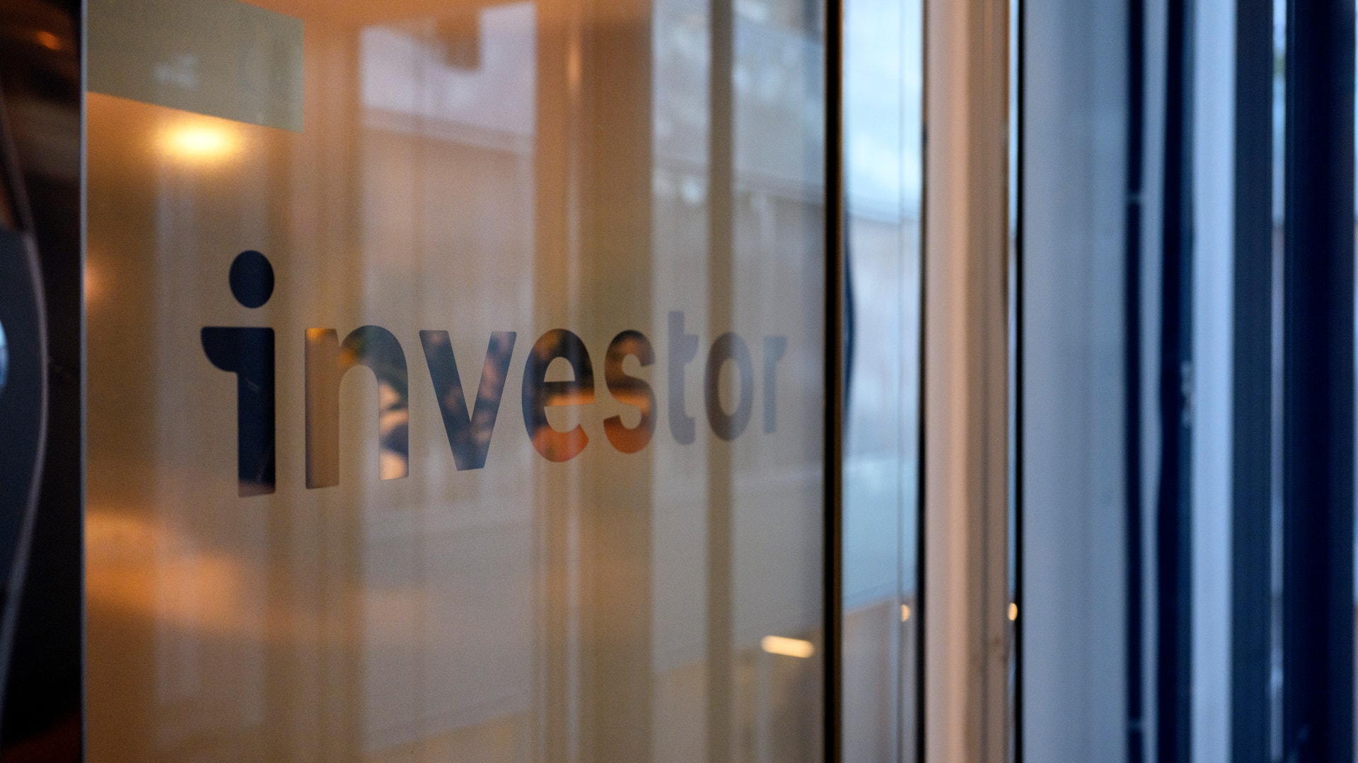 Investor-logotyp på ett glasfönster