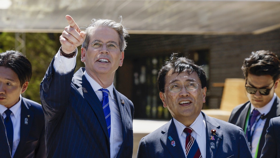 USA:s finansminister Scott Bessent och Japans toppförhandlare Ryossei Akazawa.