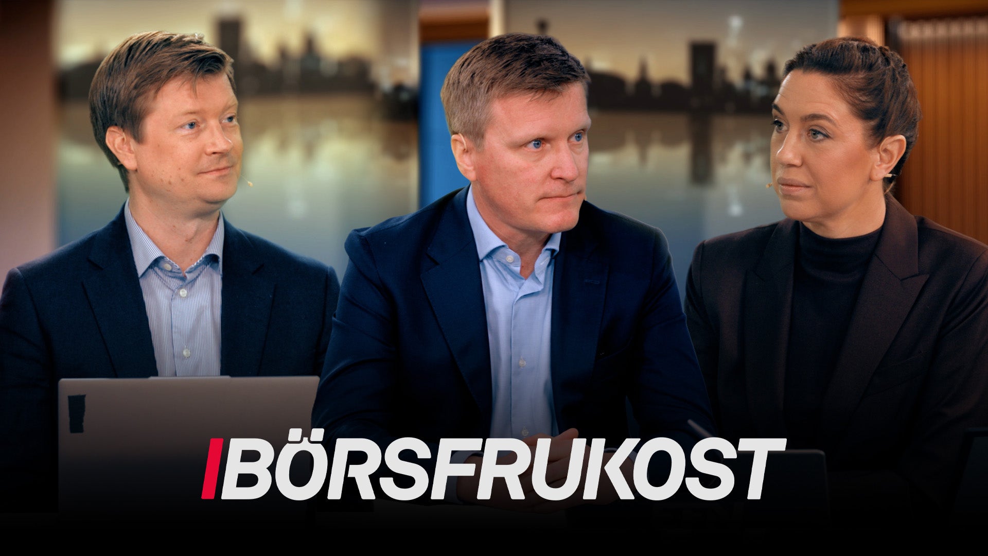Tre personer i affärskläder sitter tillsammans i en TV-studio. Texten Börsfrukost visas längst ned på bilden.