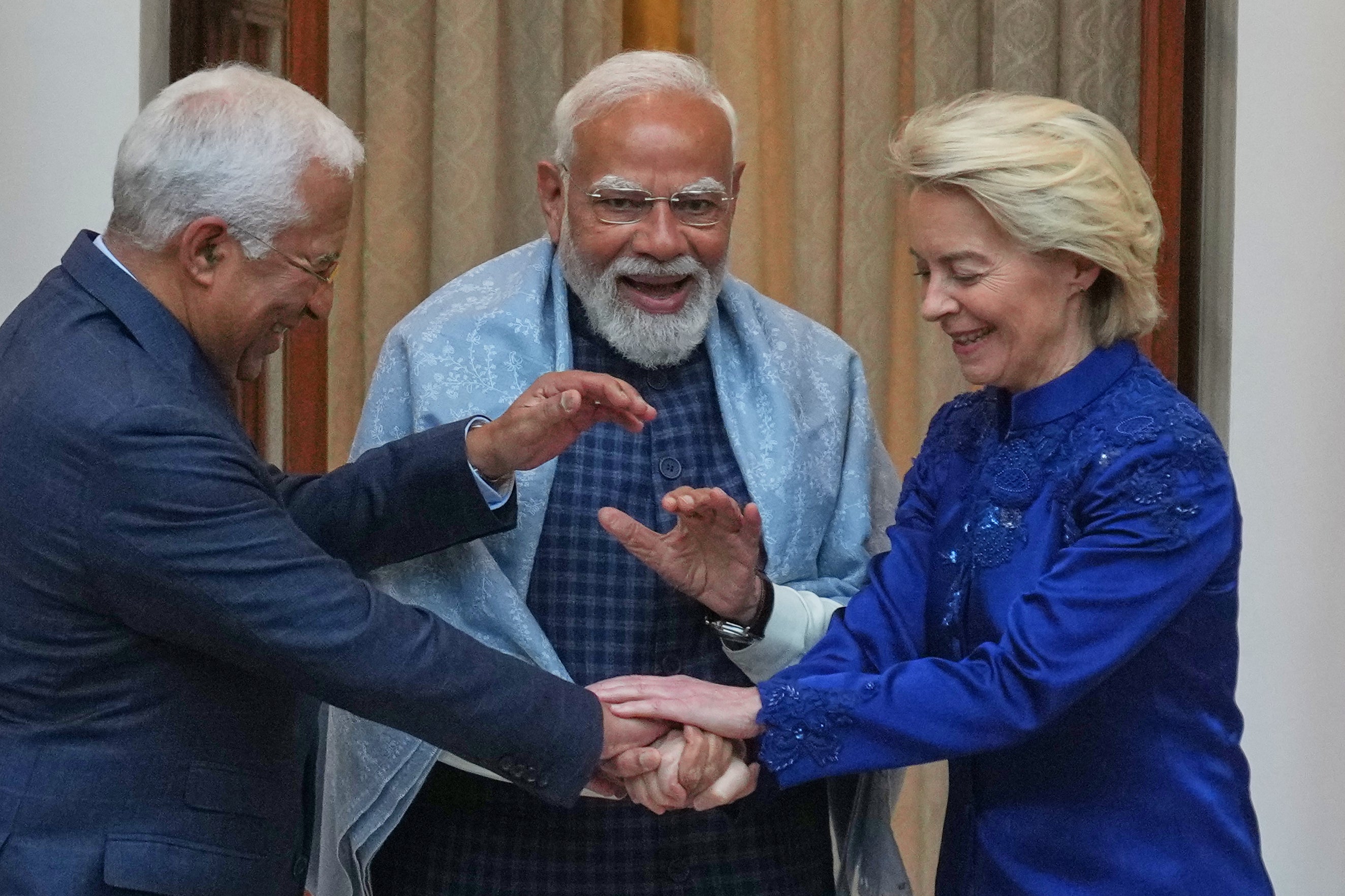 Indiens premiärminister Narendra Modi i mitten och EU-kommissionens ordförande Ursula von der Leyen till höger. 