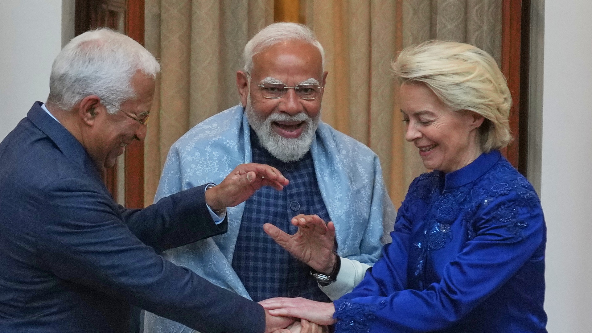 Indiens premiärminister Narendra Modi i mitten och EU-kommissionens ordförande Ursula von der Leyen till höger.