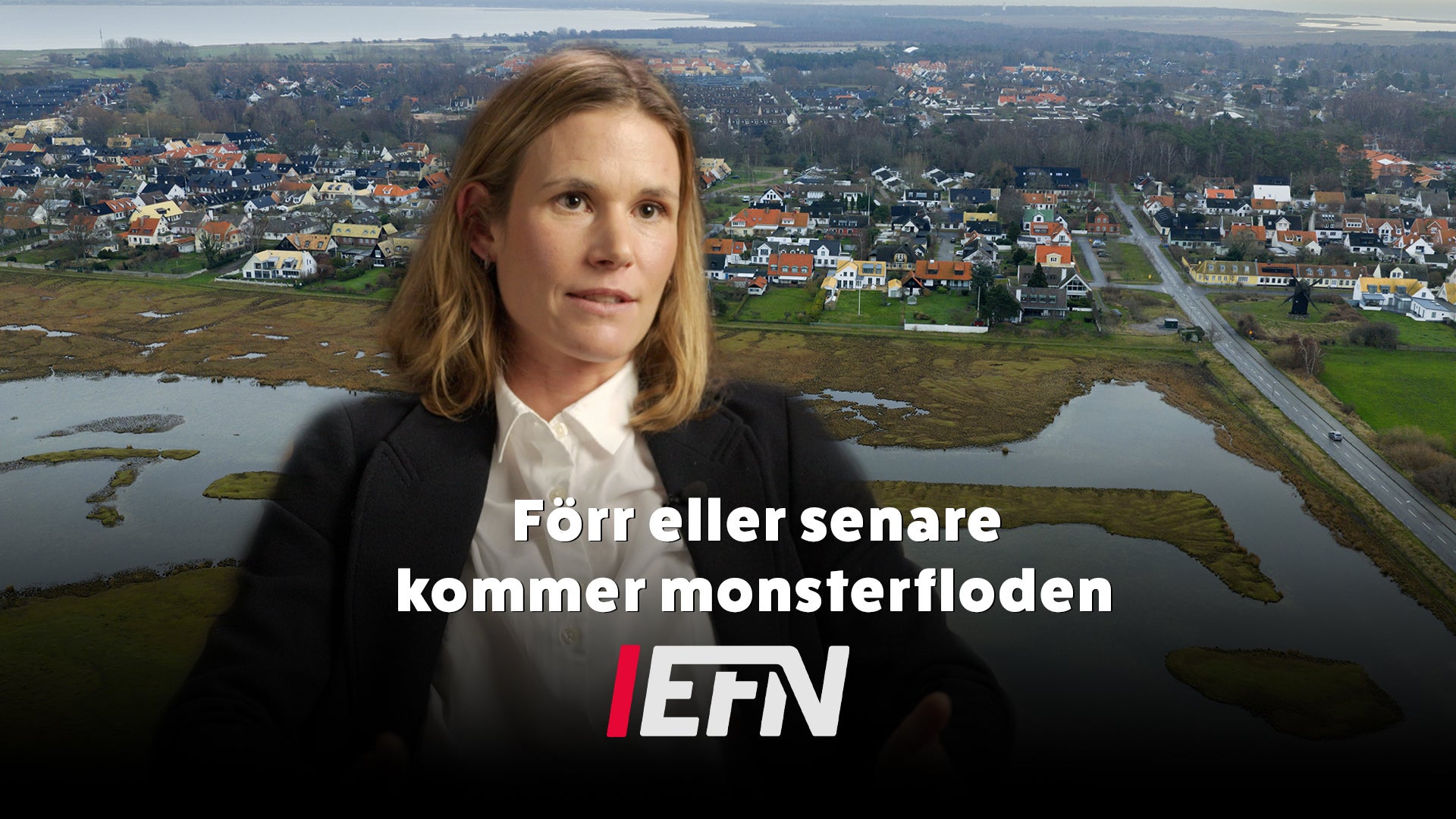 Kvinna i svart kavaj framför ett luftfoto av ett landskap med hus, vägar och vatten. Text på bilden säger 'Förr eller senare kommer monsterfloden' med EFN-logon.