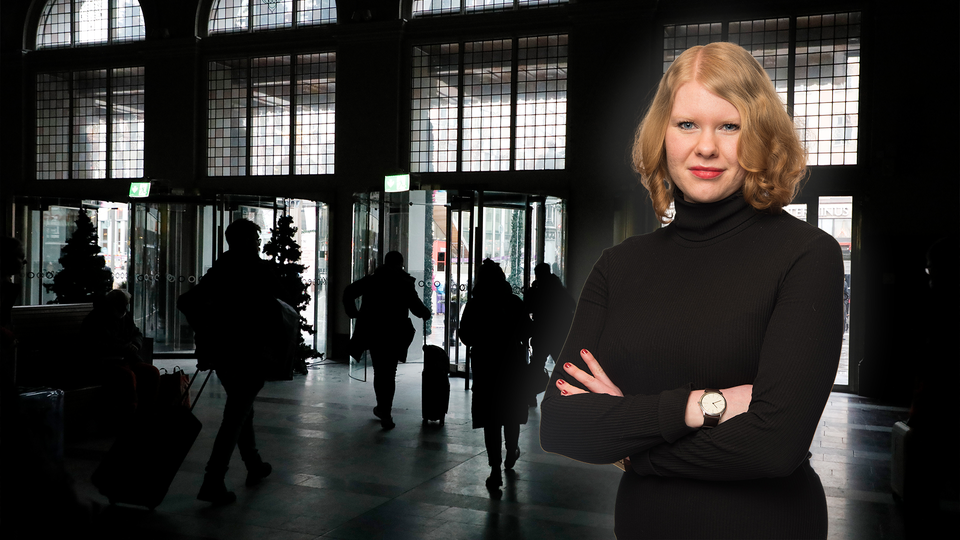 Elisabeth inklippt framför en kolsvart centralstation där elen har gått.