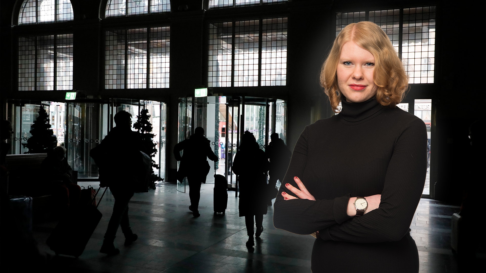 Elisabeth inklippt framför en kolsvart centralstation där elen har gått.