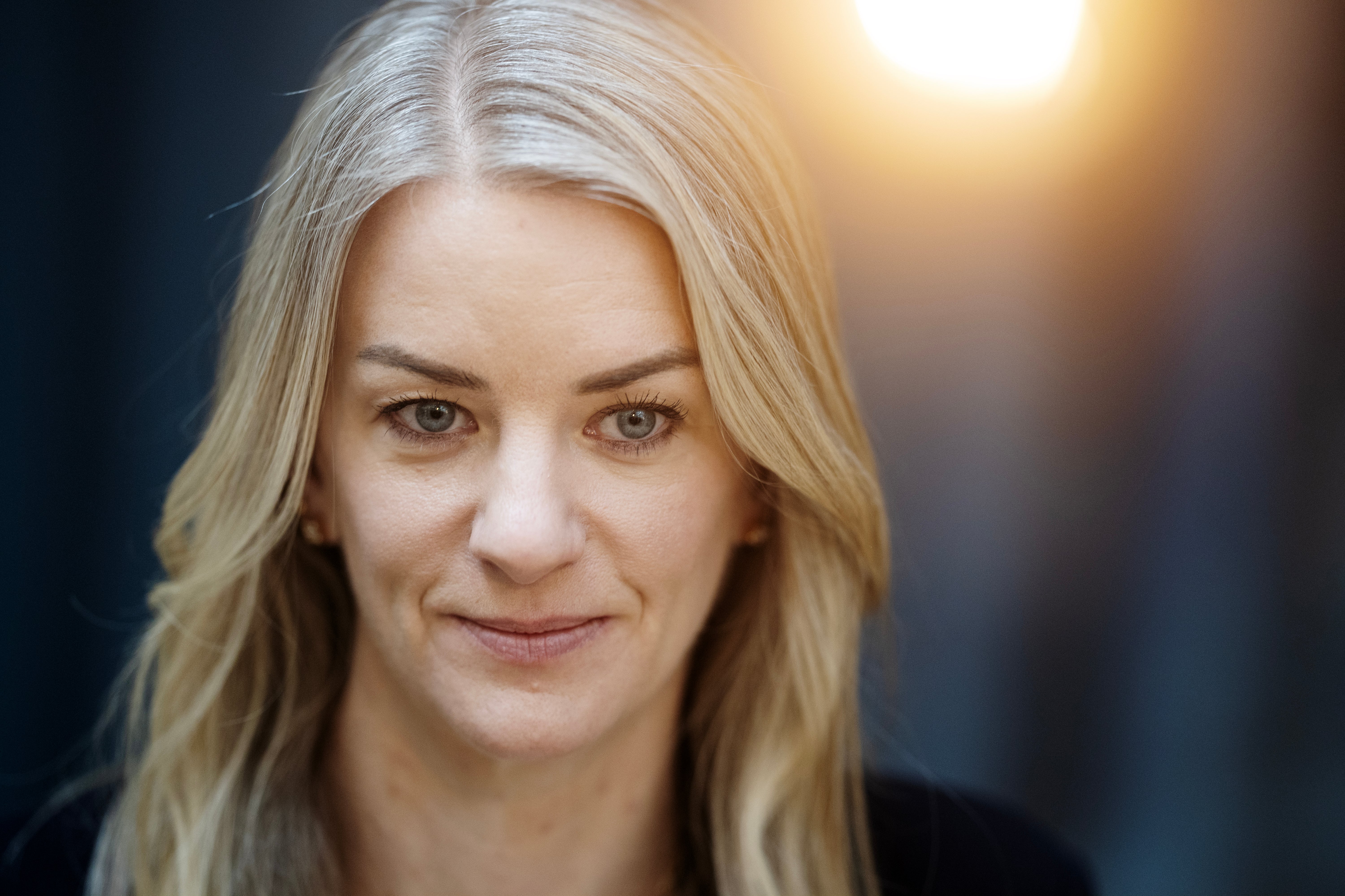 Porträtt av en kvinna med långt blont hår